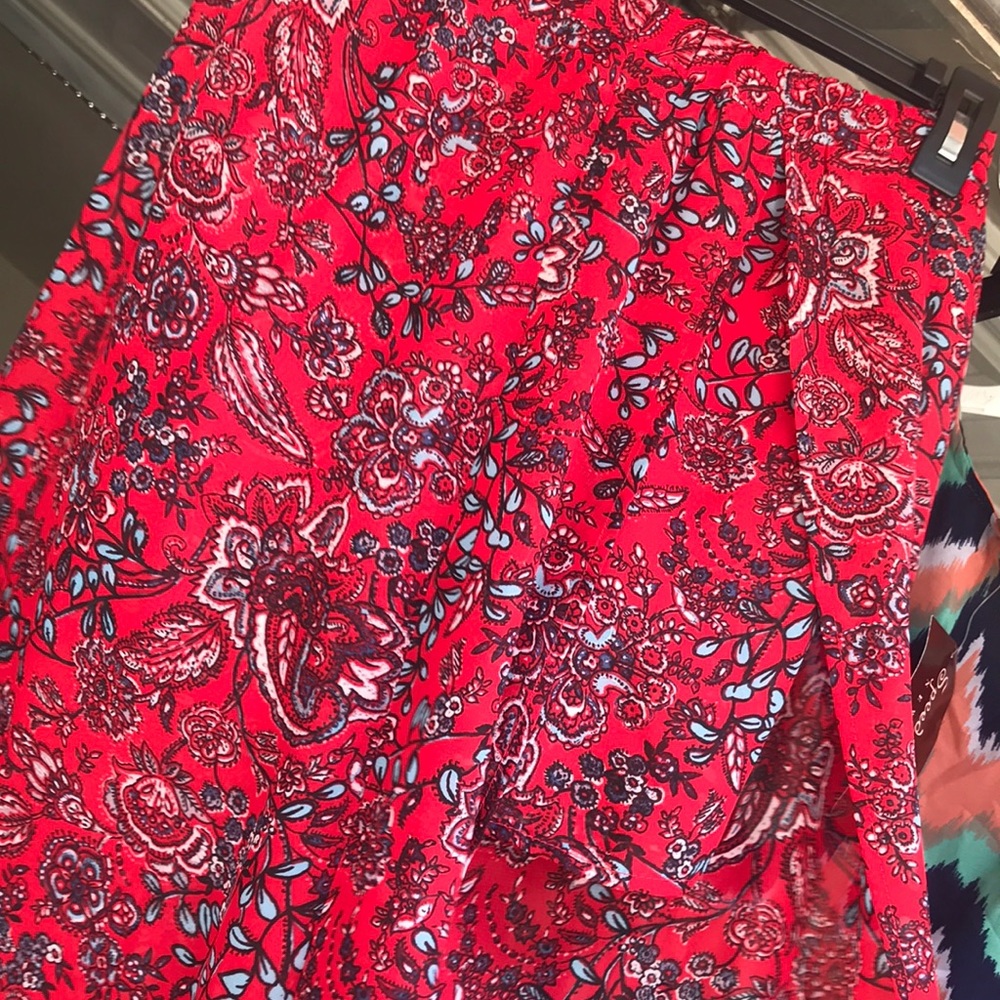 Cute patterned skirt with slit on the side